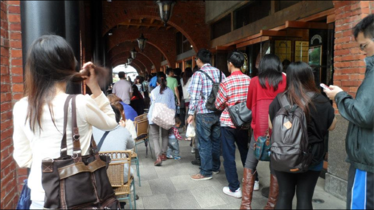 Queue for Dawn Cake's Ice Cream