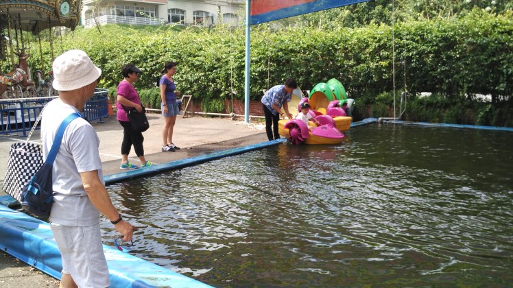 look at how happy the parents and kids are (: